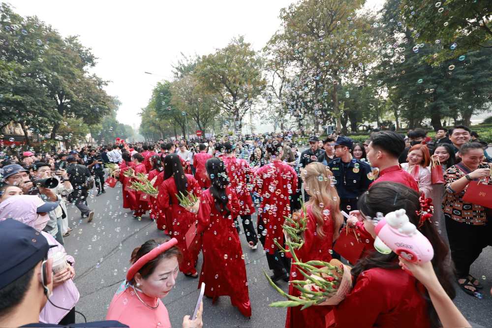 많은 지역 주민과 관광객이 수염 행렬의 즐겁고 전통적인 분위기에 동참했습니다.