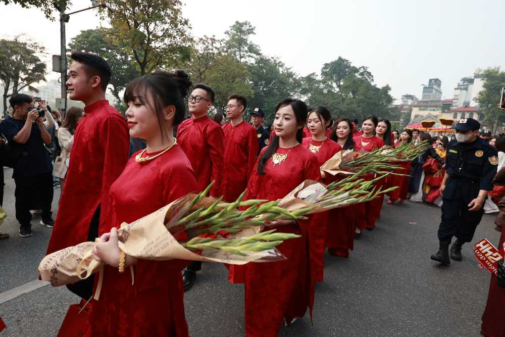 행렬은 오후 3시에 동킨응이아특 광장에서 출발하여 항다우 거리, 장티엔-항카이 거리 교차로, 호안끼엠 호수 주변을 지나 축제의 메인 무대에 있는 시작점으로 돌아옵니다.