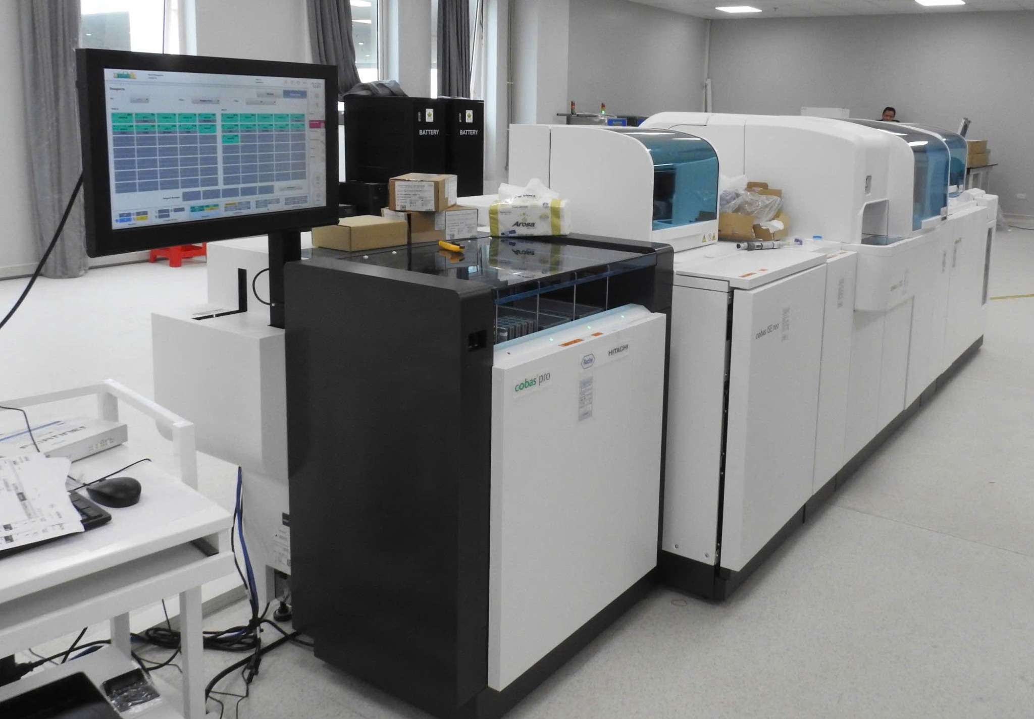 Các trang thiết bị, máy móc hiện đại phục vụ cho việc khám, chữa bệnh tại cơ sở 2 Bệnh viện Bạch Mai. Ảnh: Nguyễn Trường