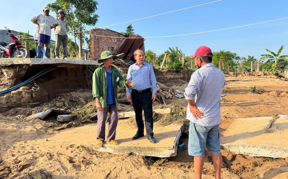 Ong Le Ngoc Tien - Giam doc So Xay dung tinh Lam Dong den kiem tra hien truong, chieu 7.12. Anh: Duy Tuan