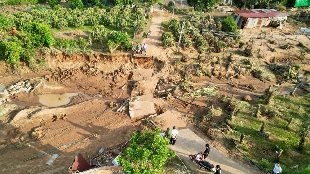 Khoang ho giua 2 bo sat lo dai khoang 20m. Anh: Duy Tuan