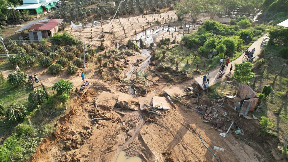 Vi tri duong dan sinh bi nuoc lu cuon troi. Anh: Duy Tuan 