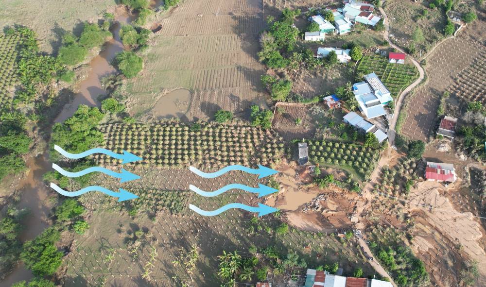 Nuoc lu tu song dang len, chay vao dat cua nguoi dan va cuon troi duong. Anh: Duy Tuan