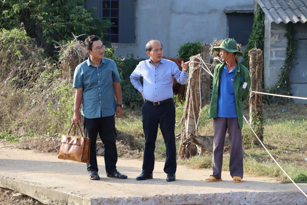 Giam doc So Xay dung tinh Lam Dong dong vien nguoi dan tai hien truong. Anh: Duy Tuan