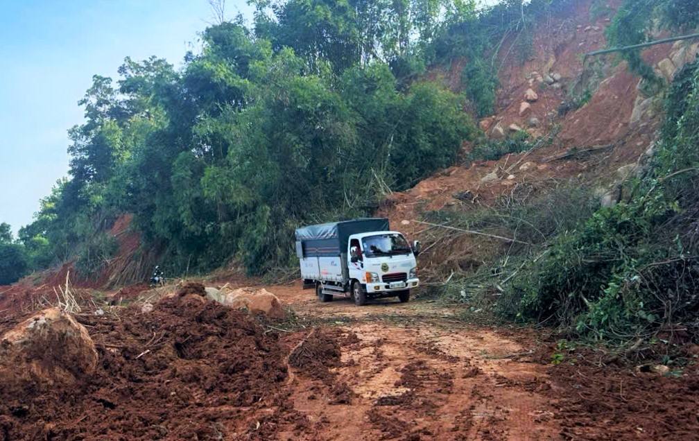 Xe tải nhẹ lưu thông qua các điểm sạt lở được giải phóng trên đèo Gia Bắc. Ảnh: Thần Hy