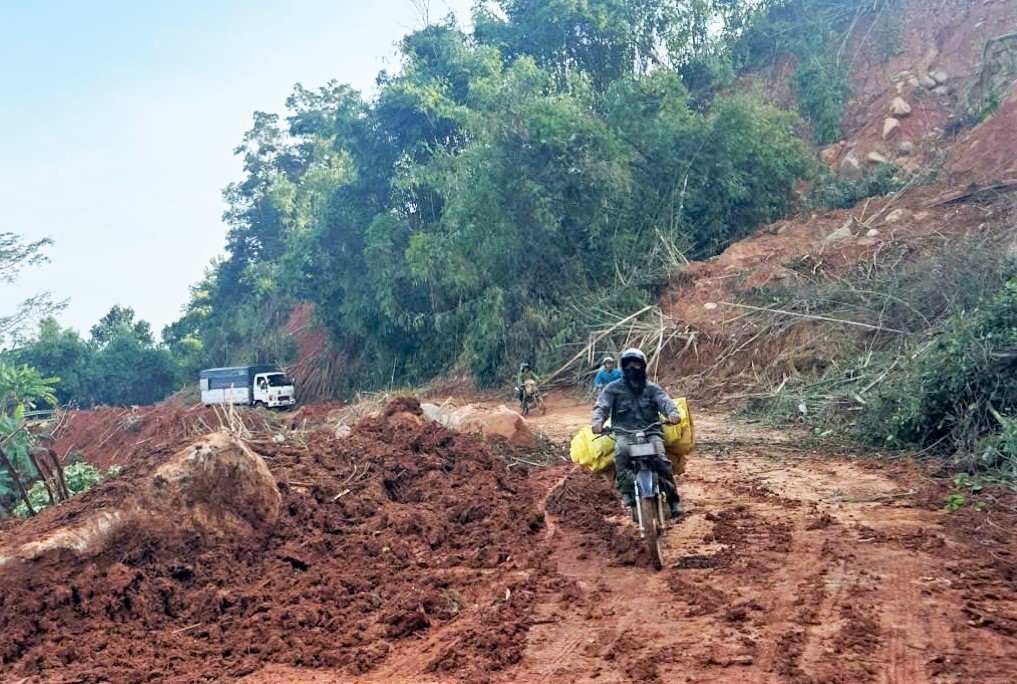 Gia Bac Pass on National Highway 28 in Lam Dong officially opened to traffic after 5 days of paralysis due to serious landslides. Photo: Phuc Khanh