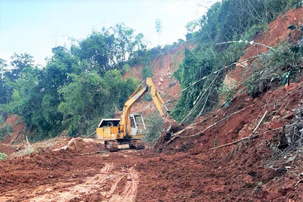 Với sự cơ động và quyết tâm cao, việc khắc phục sạt lở trên đèo Gia Bắc được đẩy nhanh để thông xe đúng như dự kiến ban đầu. Ảnh: Phúc Khánh