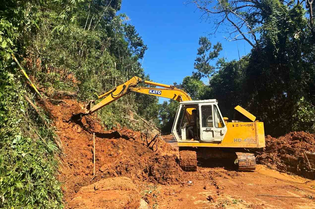 Công ty 886 Thành Nam tập trung khắc phục sạt lở trên đèo Gia Bắc. Ảnh: Phúc Khánh