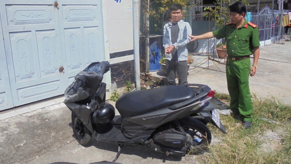 Danh Nguyễn cướp giật dây chuyền của chị A và bị người dân vây bắt. Ảnh: Công an cung cấp