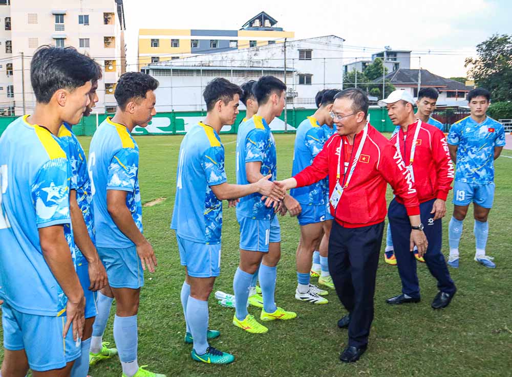 Mr. Nguyen Hong Minh and Deputy Head of the Hoang Quoc Vinh delegation visited and encouraged U22 Vietnam. Photo: VFF