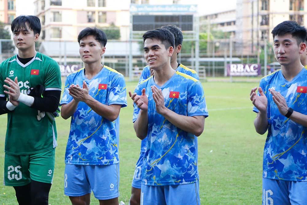 Khuat Van Khang thay mat U22 Viet Nam cam on lanh dao doan the thao Viet Nam. Anh: VFF