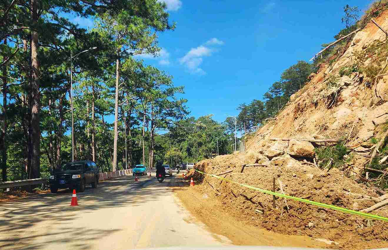 Traffic on Prenn Pass to Da Lat will be banned from noon tomorrow, December 8 to continue overcoming landslides. Photo: Phuc Khanh