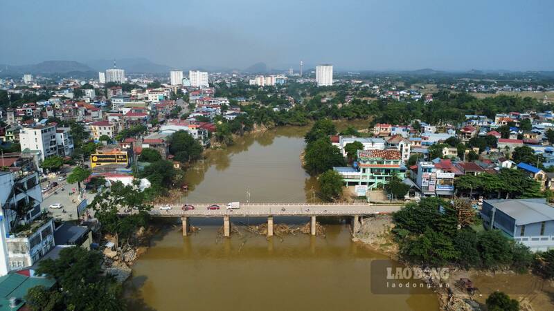 Gia Bay Bridge is deteriorating after floods. Photo: Viet Bac