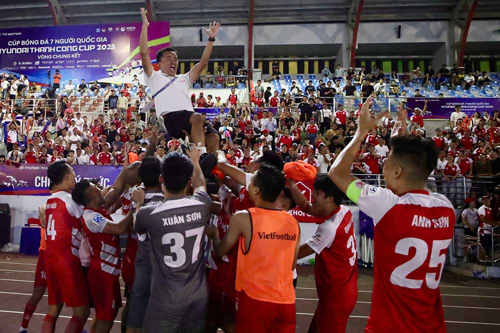 Niem vui cua Thien Khoi FC khi len ngoi vo dich. Anh: VietFootball