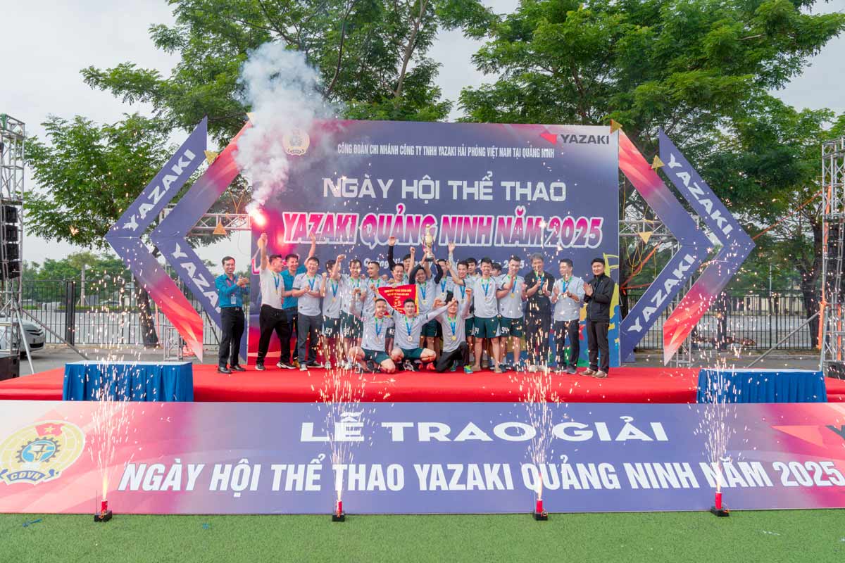 El comite organizador entrega la copa de campeonato al equipo de futbol masculino. Foto: Duc Tung