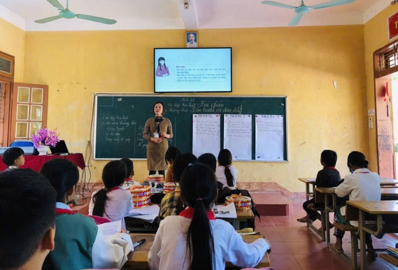 Co Hoang Thi Thiet - giao vien Truong TH&THCS Chieng Xuan, xa Chieng Son, tinh Son La - trong mot tiet day. Anh: NVCC
