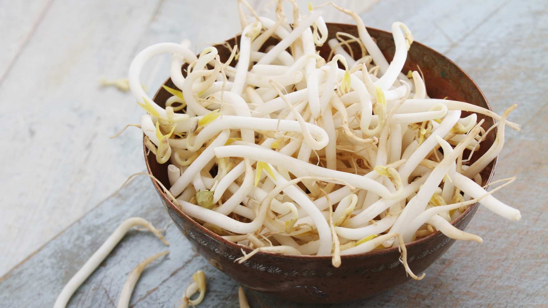 Reasons why people with high uric acid should not eat bean sprouts
