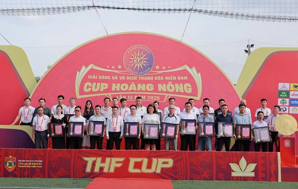 Đại diện ban tổ chức trao kỉ niệm chương cho các đơn vị tài trợ của giải đấu. Ảnh: Đ.T