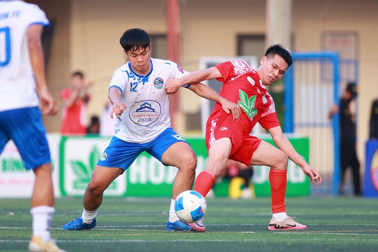 La 12e Coupe Hoang Nong 2025 du Championnat du Sud de Football de Thanh Hoa (THF-12) a officiellement débuté dans l'après-midi du 7 décembre. Photo : Dinh Thao