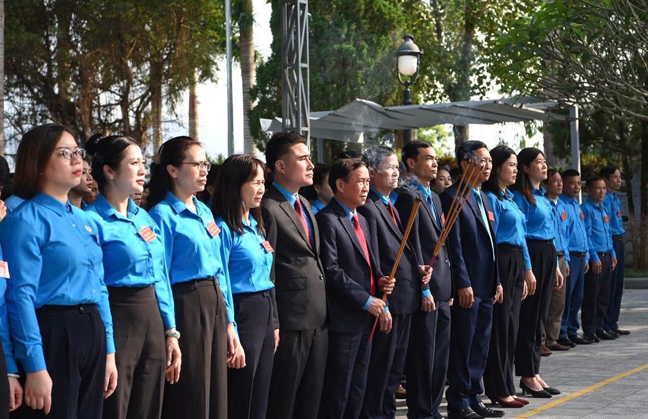 Doan dai bieu dang huong truoc them dai hoi. Anh: Cong doan Tuyen Quang