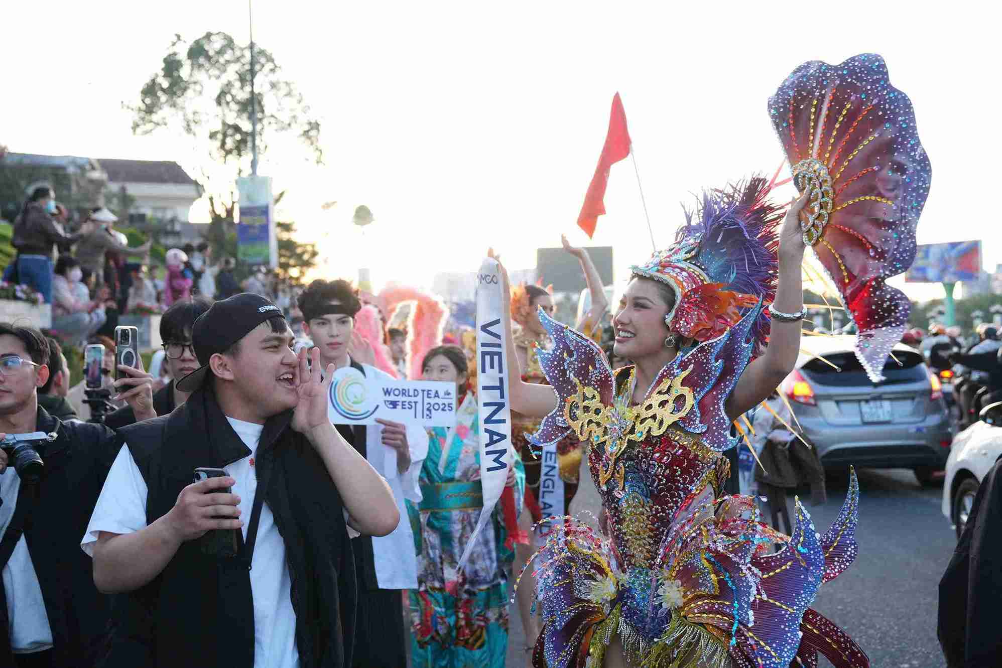 Nguoi dan, du khach cung tham gia doan dien hanh tren duong pho Da Lat. Anh: Hoai Thanh