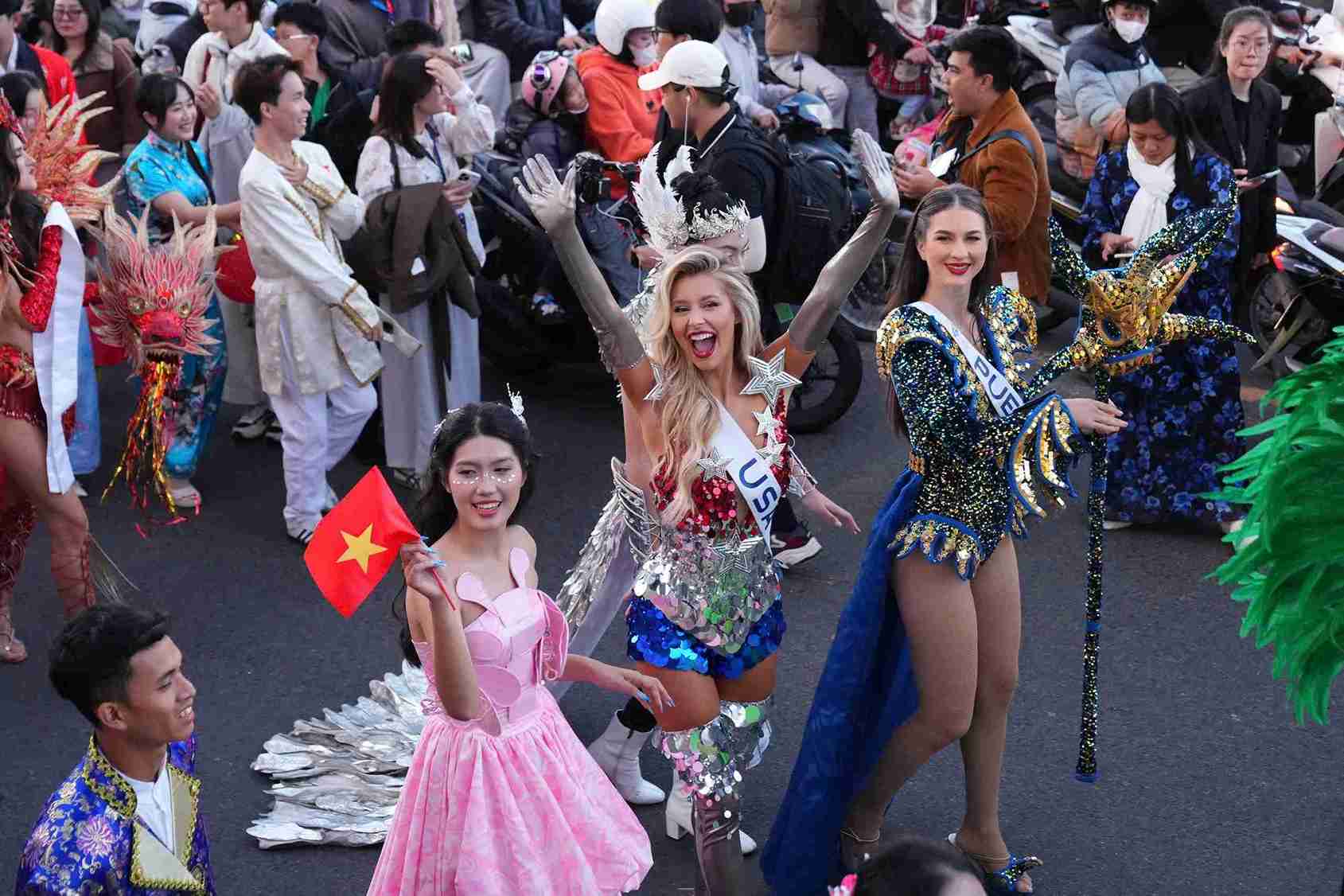 Chuong trinh dieu hanh nghe thuat mang lai khong khi vui tuoi, ron rang tren duong pho Da Lat. Anh: Than Hy