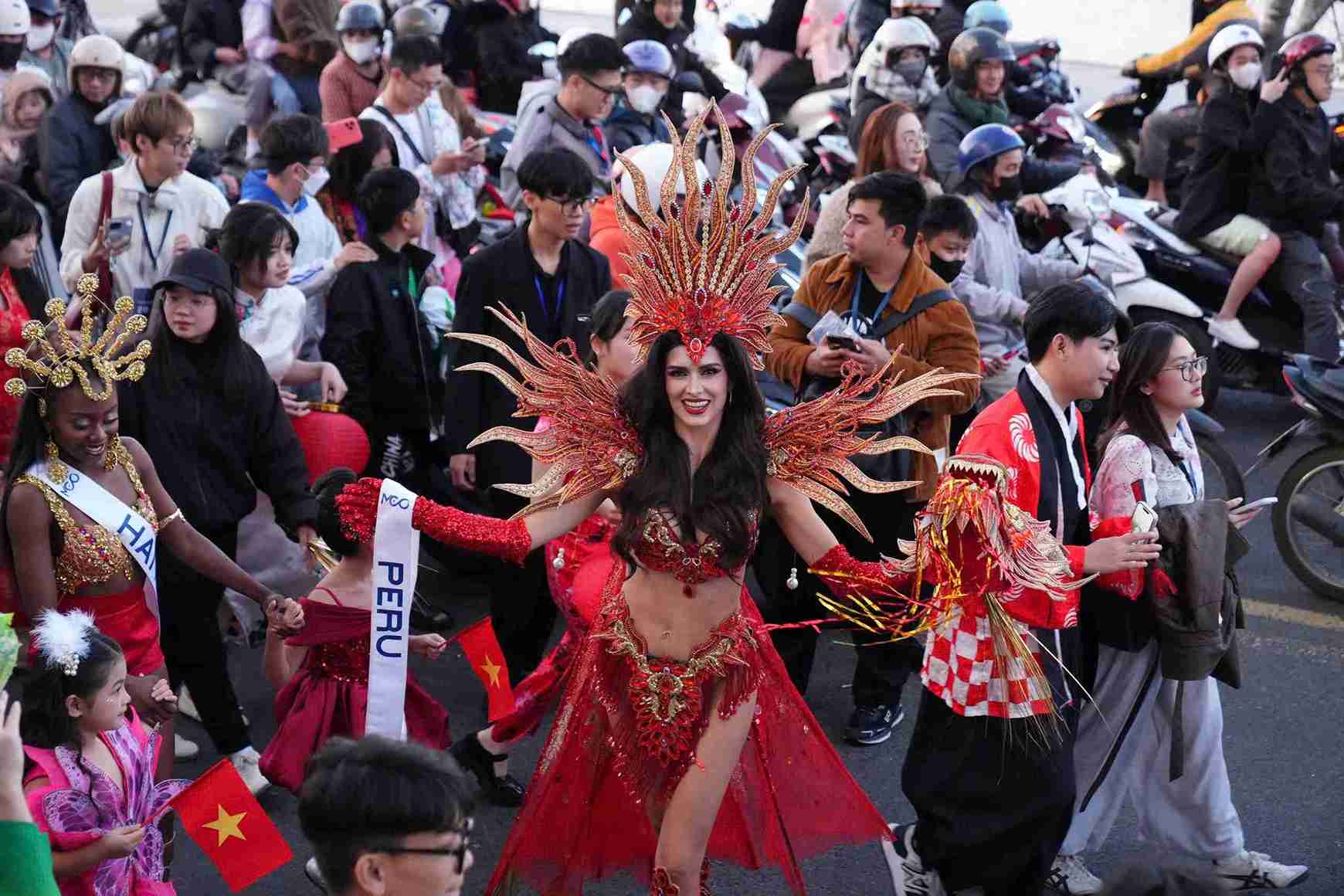 Cac nguoi dep quoc te tham gia dien hanh tren duong pho Da Lat. Anh: Than Hy 