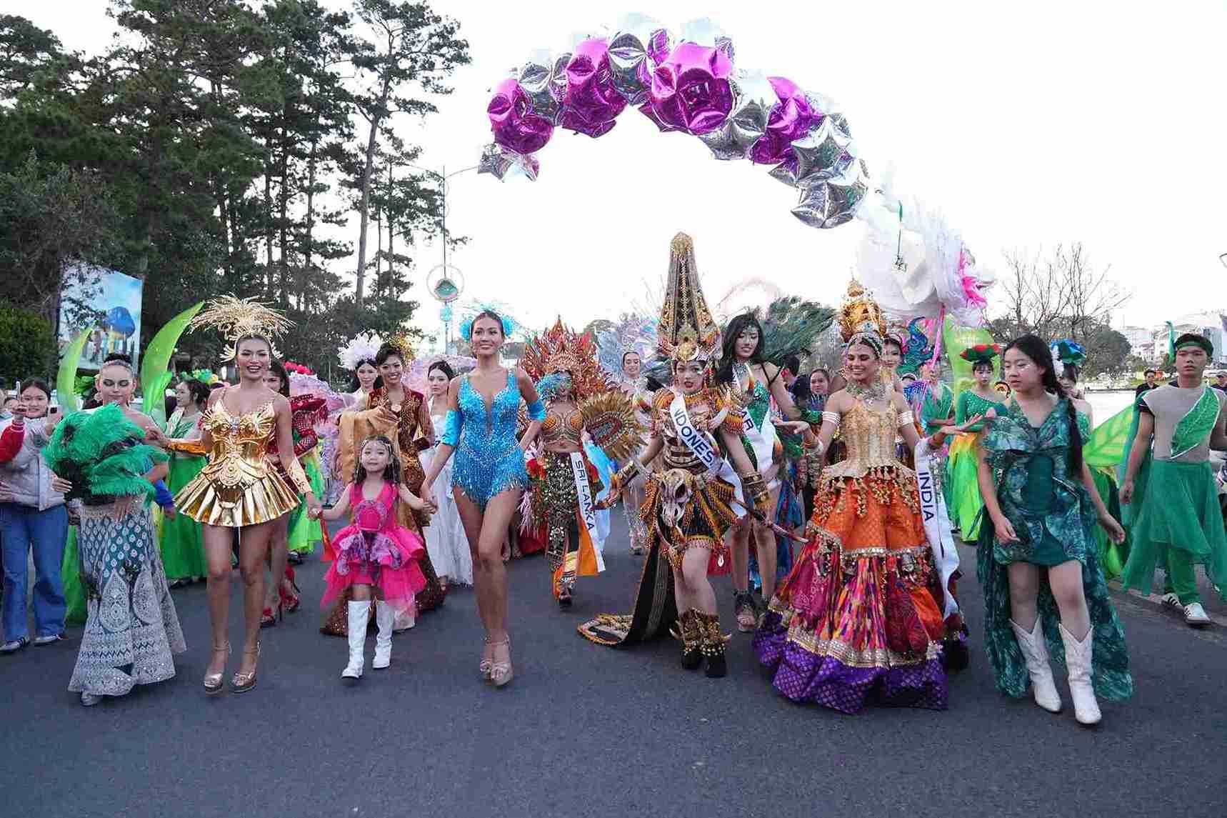 Cac nguoi dep quoc te cung nhau tha hon hoa quyen vao ve dep diu dang, nen tho cua xu so mong mo Da Lat. Anh: Than Hy