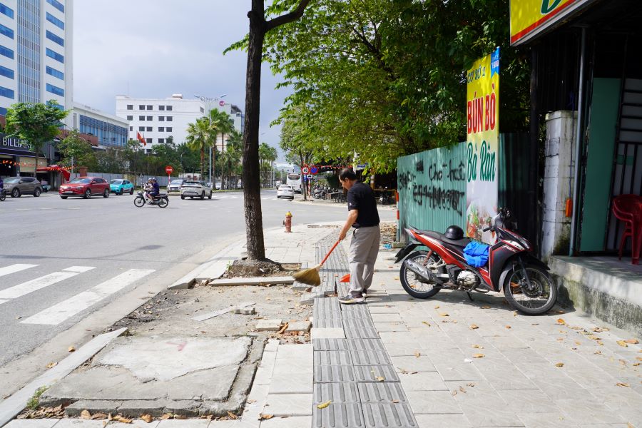 People complained about the hardship because Da Nang sidewalks were paved with new tiles and deteriorated after a rainy season. Photo: Tran Thi