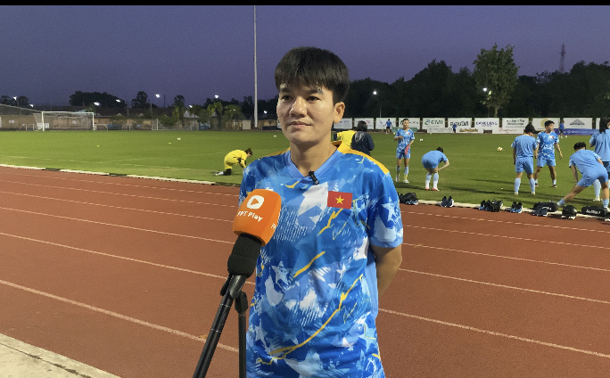 Tran Thi Thu tra loi phong van trong buoi tap chieu 7.12. Anh: VFF