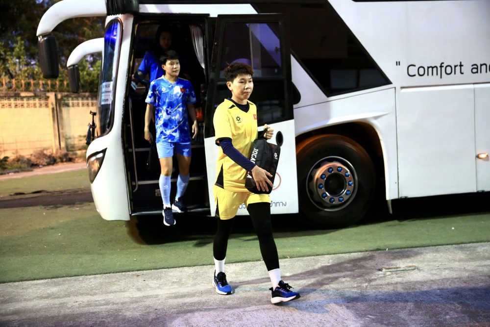 Tuyen nu Viet Nam buoc vao buoi tap truoc tran gap Philippines. Anh: VFF