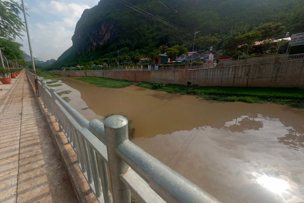 The Nam La stream embankment project phase II has just had to cancel the bid to select a new contractor. Photo: Su Hang.