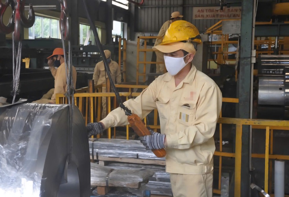 Tet bonus is the amount of money that all workers and laborers look forward to after a year of hard work. Photo: Hai Nguyen