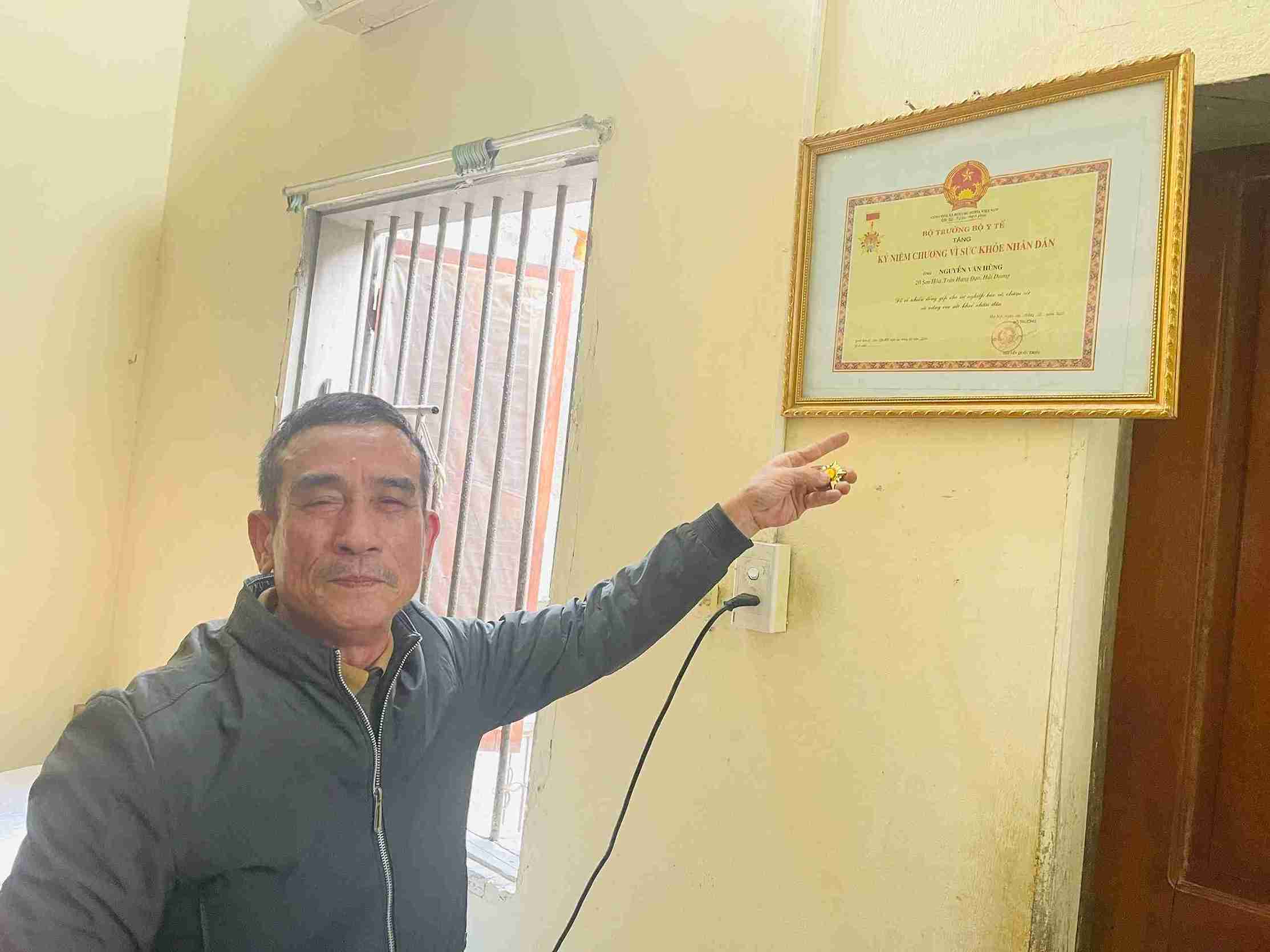 Tấm Kỷ niệm chương “Vì sức khỏe nhân dân” được Bộ trưởng Bộ Y tế trao tặng ông Hùng. Ảnh: Mai Hương