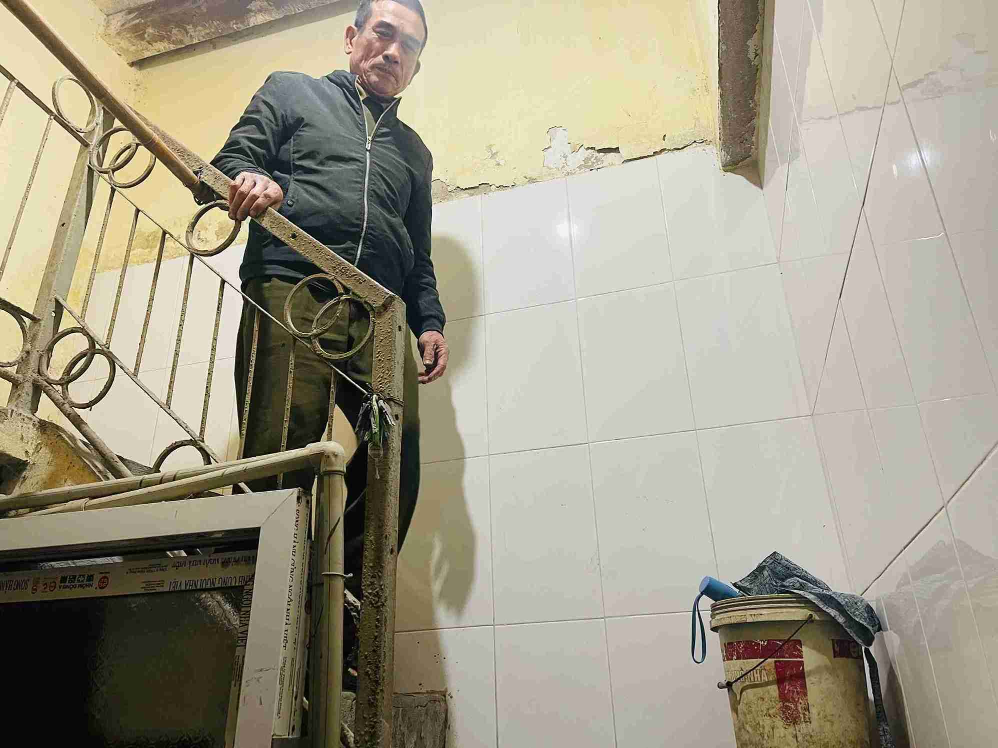 Cầu thang nhỏ dẫn lên gác - mỗi bước đi đều phải cẩn thận với sức khỏe tuổi cao của ông Hùng. Ảnh: Mai Hương