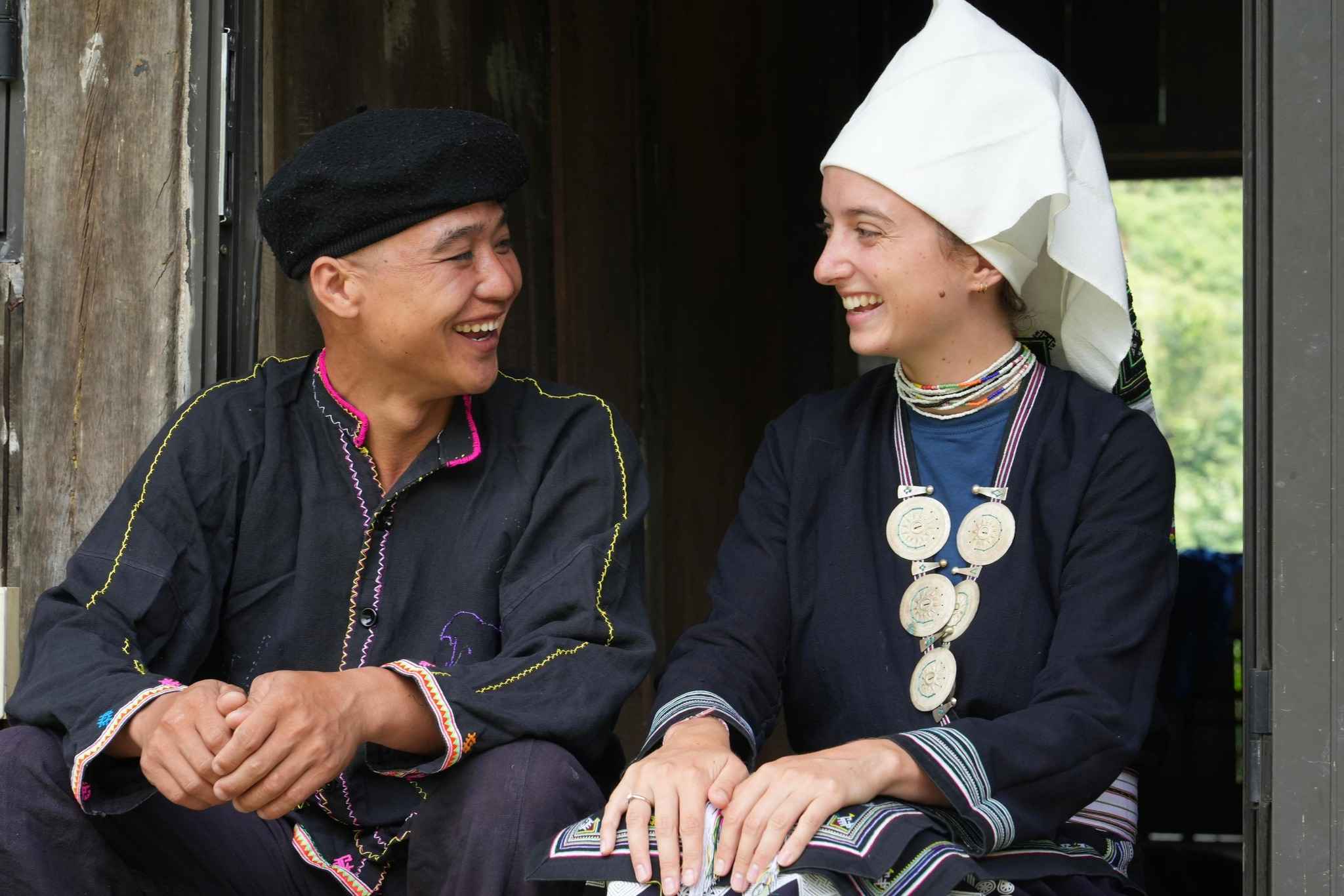 Chu Tien Thanh (trai) huong dan du khach trai nghiem van hoa ban dia. Anh: Tien Thanh