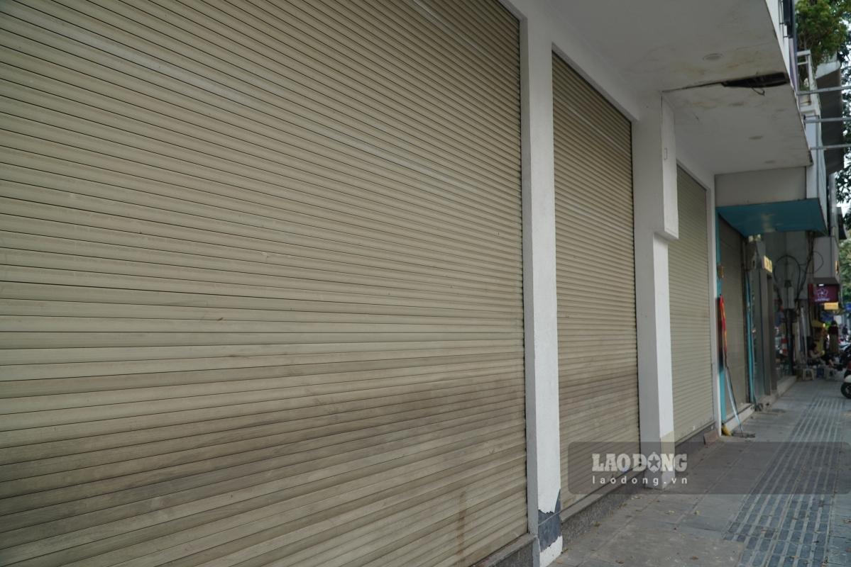 Con phố Đoàn Trần Nghiệp tiếp giáp tuyến đường phố Huế thuộc khu vực trung tâm của thủ đô Hà Nội, mật độ dân cư khá đông đúc cũng rơi vào tình trạng đóng cửa im lìm. Chỉ còn những mảng tường tróc sơn, cửa hoen gỉ.