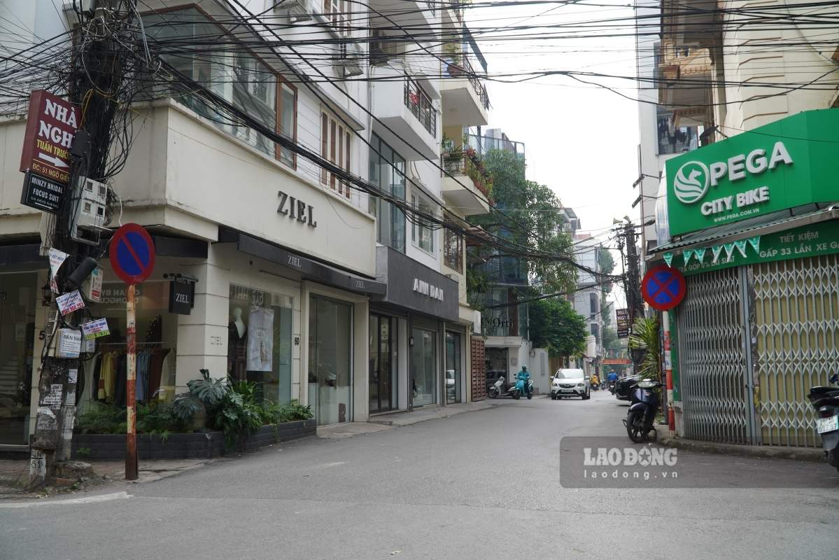 Theo ông Quốc Anh, nhiều hộ kinh doanh nhận thấy rủi ro nên lựa chọn tạm dừng hoạt động hoặc chuyển sang các vị trí trong ngõ để giảm chi phí và có thêm không gian, thay vì tiếp tục gánh mức thuê cao tại nhà mặt phố.