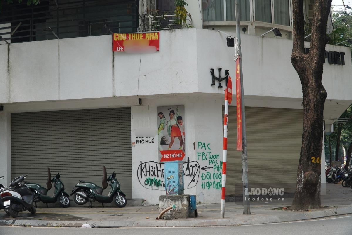 Lô góc 2 mặt tiền nằm trên phố Huế từng là niềm mơ ước của nhiều cửa hàng nay trở thành bãi gửi xe miễn phí. Biển thông báo “Cho thuê nhà” 3 căn liền kề vẫn đang nằm chờ.