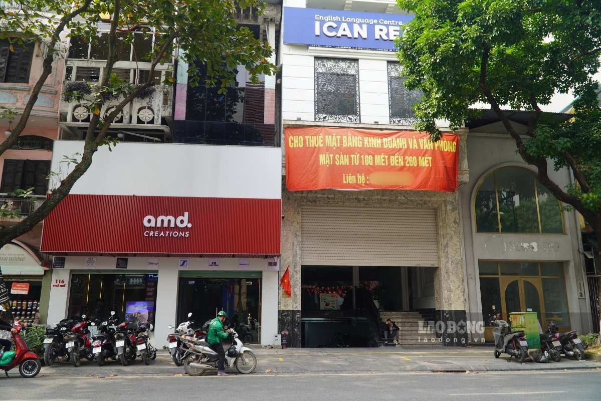 Tòa nhà rộng tới 100m2 được ôm trọn bề mặt bởi biển thông báo lớn