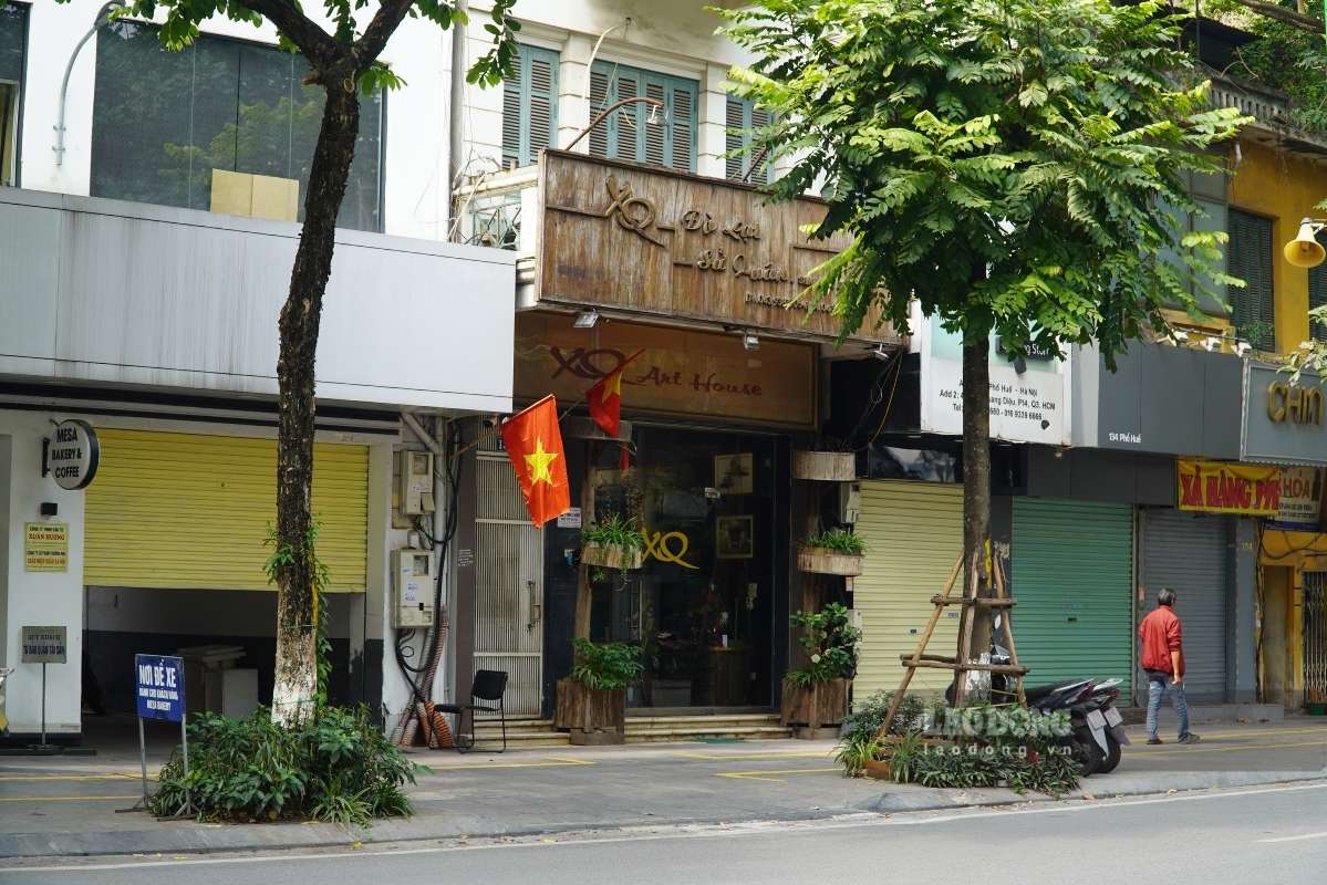 Cảnh tượng phố Huế những ngày Tết được tái hiện sớm trước nhiều tháng, vắng vẻ, thưa thớt, cửa hàng đóng cửa nghỉ lễ.