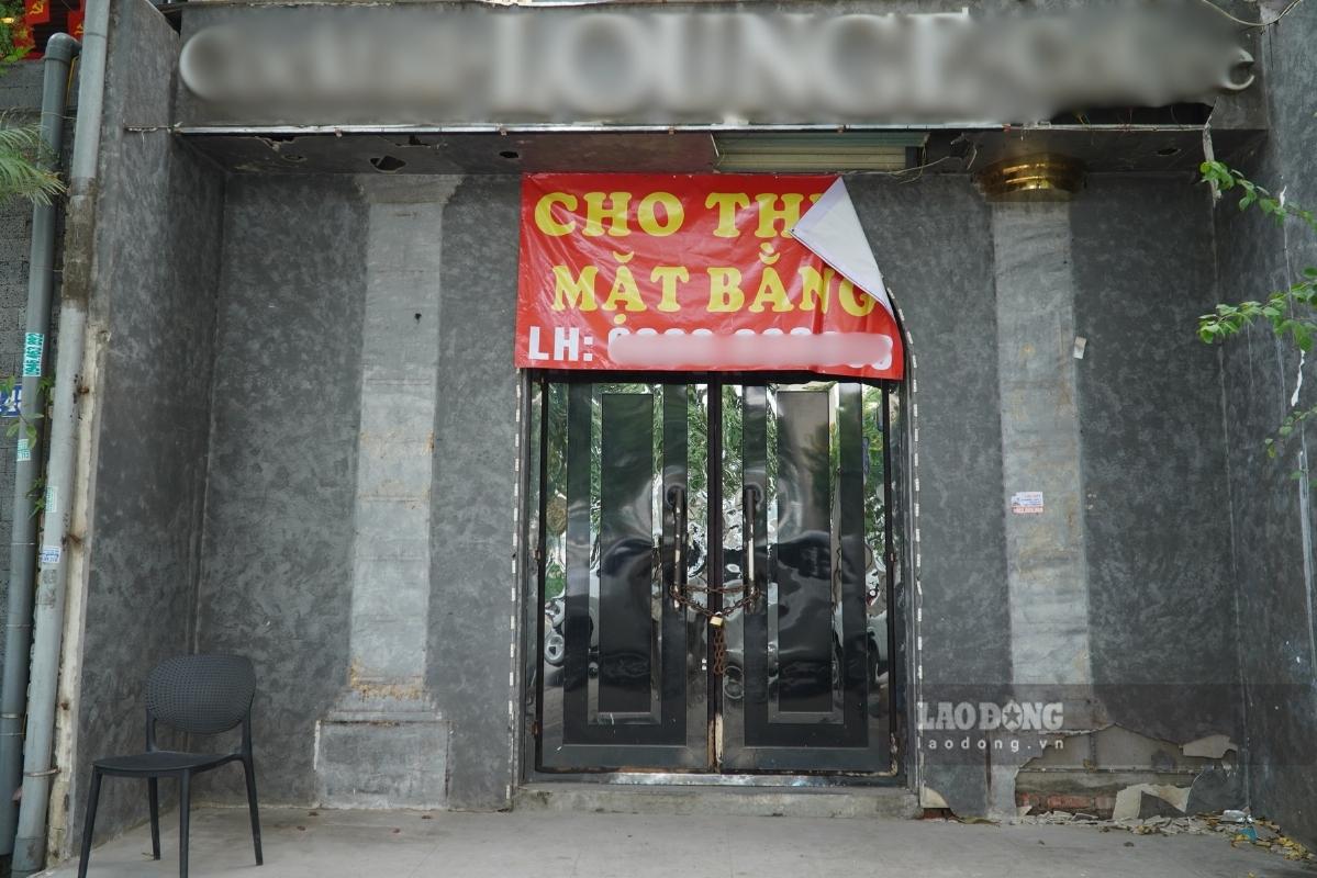 Phố Hoàng Cầu cũng chứng kiến hàng loạt cửa hàng ngừng hoạt động