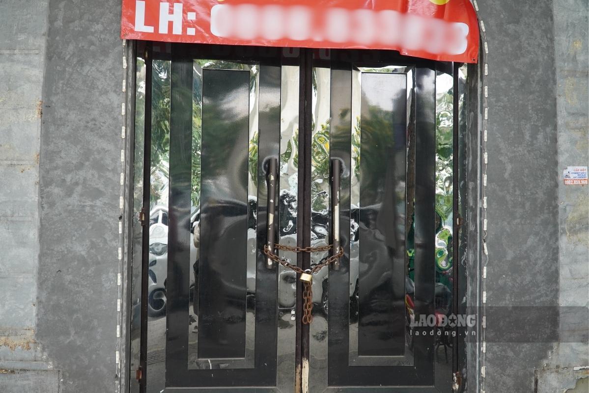 Thông tin với phóng viên, bảo vệ cửa hàng xung quanh được 5-6 năm nay - cho biết, mặt bằng này đã bỏ trống 4-5 tháng nay. Giá thuê khoảng 70 triệu đồng/tháng, có 3-4 người đến hỏi nhưng không thấy quay lại. “Mặt bằng này từ lúc tôi làm chỉ 1 chủ thuê trong nhiều năm, đông khách, tấp nập ra vào nhưng tôi cũng không biết lý do tại sao họ dừng lại” - người này nói.