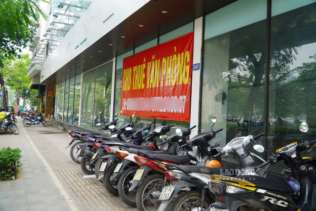 Cùng chung số phận, mặt bằng có diện tích lên tới 260m2 cách đó không xa vẫn để trống. “Từ tháng 7 tới nay thỉnh thoảng có người tới hỏi nhưng chưa ai dám xuống tiền. Kinh doanh không đạt yêu cầu, 2 bên cho thuê và sử dụng không đạt được thỏa thuận nên họ đi. Nếu làm ăn lãi lời sẽ chẳng ai trả mặt bằng” - một bảo vệ cạnh đó chia sẻ.