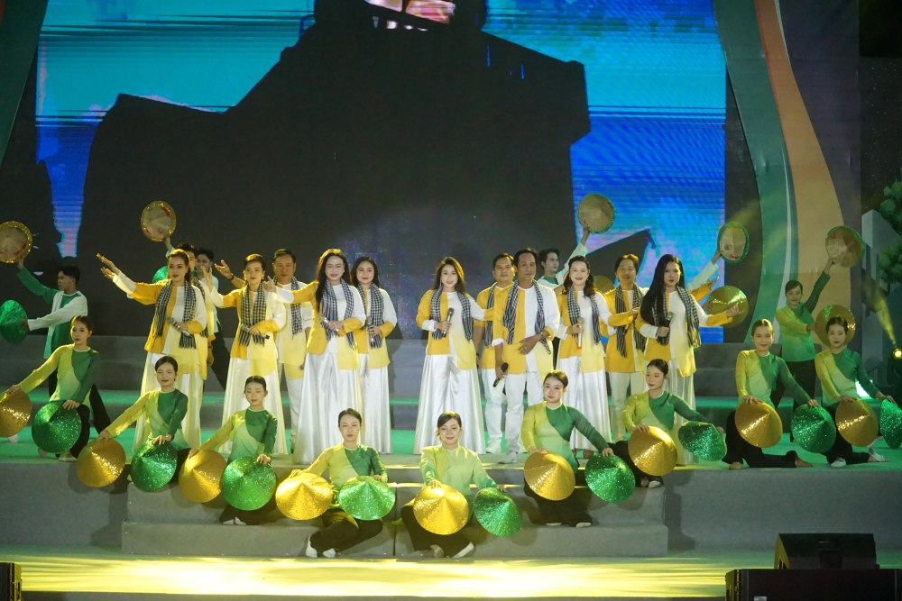 Văn nghệ chao mừng kỷ niệm 85 năm Ngày khởi nghĩa Hòn Khoai. Ảnh: Nhật Hồ