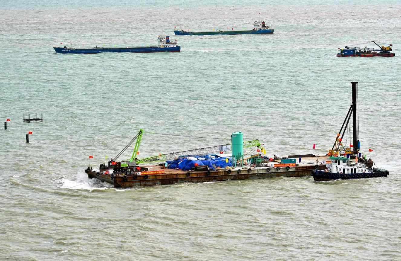 Công trình Cảng lưỡng dụng Hòn Khoai đang được khẩn trương thi công. Ảnh: Văn Đông