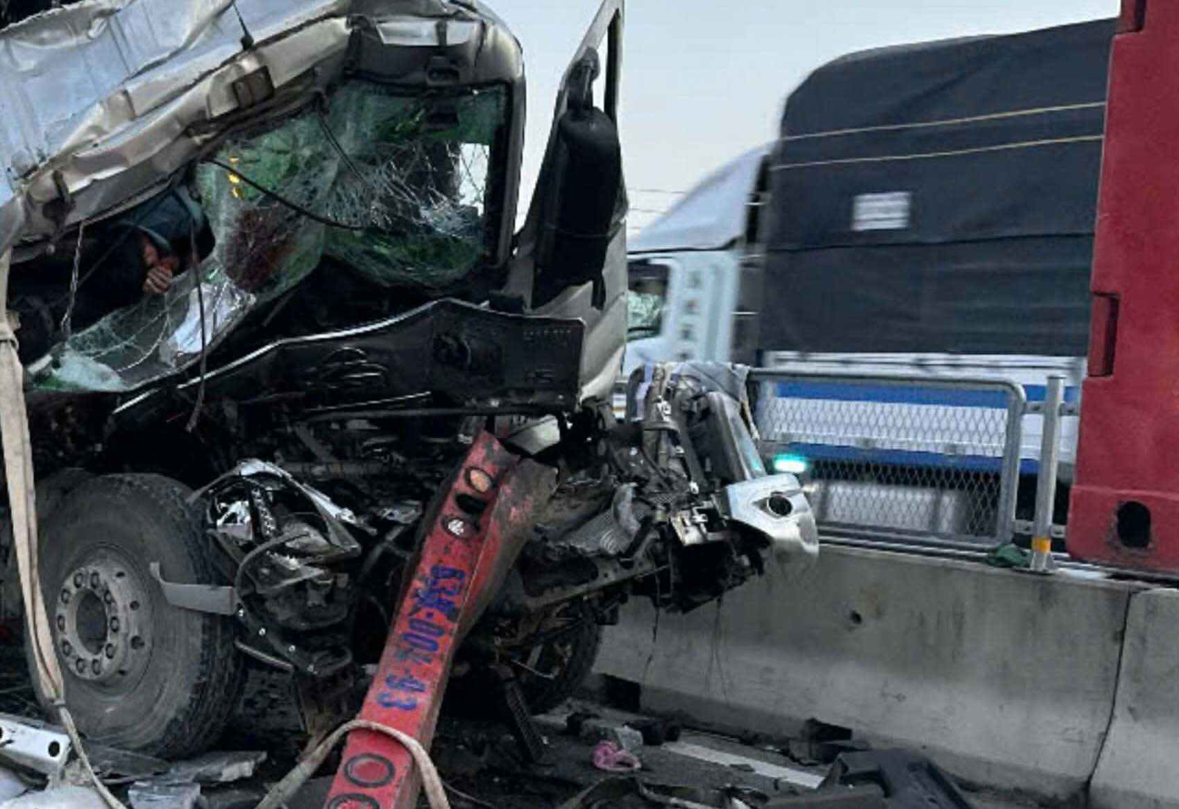 붕-반닌 고속도로 사고로 2명이 사망하고 3명이 부상당했습니다. 사진: 하이쑤언