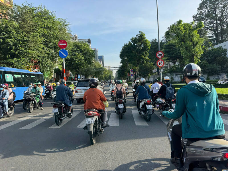 Người dân TPHCM cảm nhận thời tiết se lạnh sáng nay khi di chuyển ngoài trời. Ảnh: Thanh Vũ