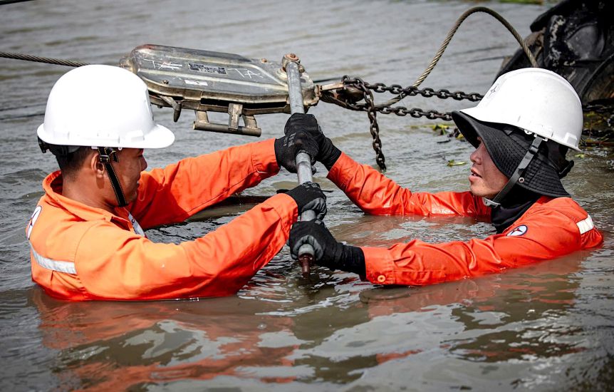 Trabajadores de la Corporacion Electrica Central superan el incidente causado por la tormenta numero 13. Foto: Sindicato DLVN