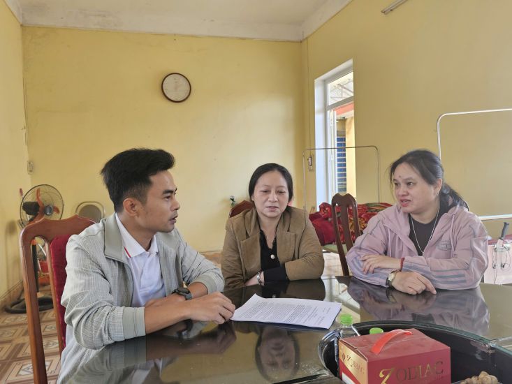 Yen Bai交通運輸病院の職員、職員がLao Dong新聞の記者と話しています。写真:Trong Loc